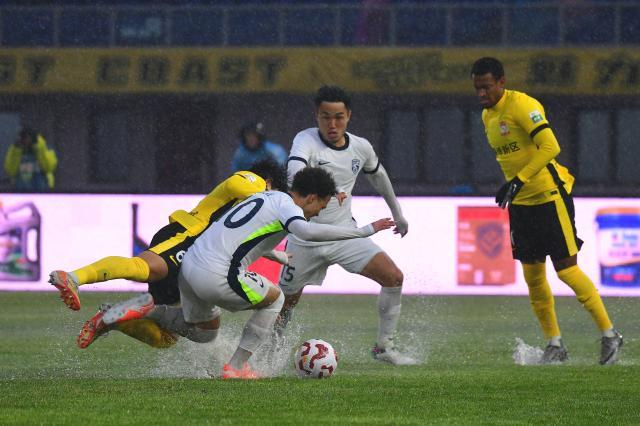 暴雨中踢18分钟！西海岸VS三镇延期至3日14点再战