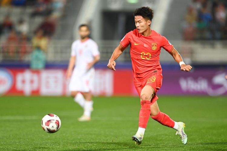 开云体育-国足2-2乌兹别克斯坦：林良铭造点+命中，塞鸟首发魏震两黄染红